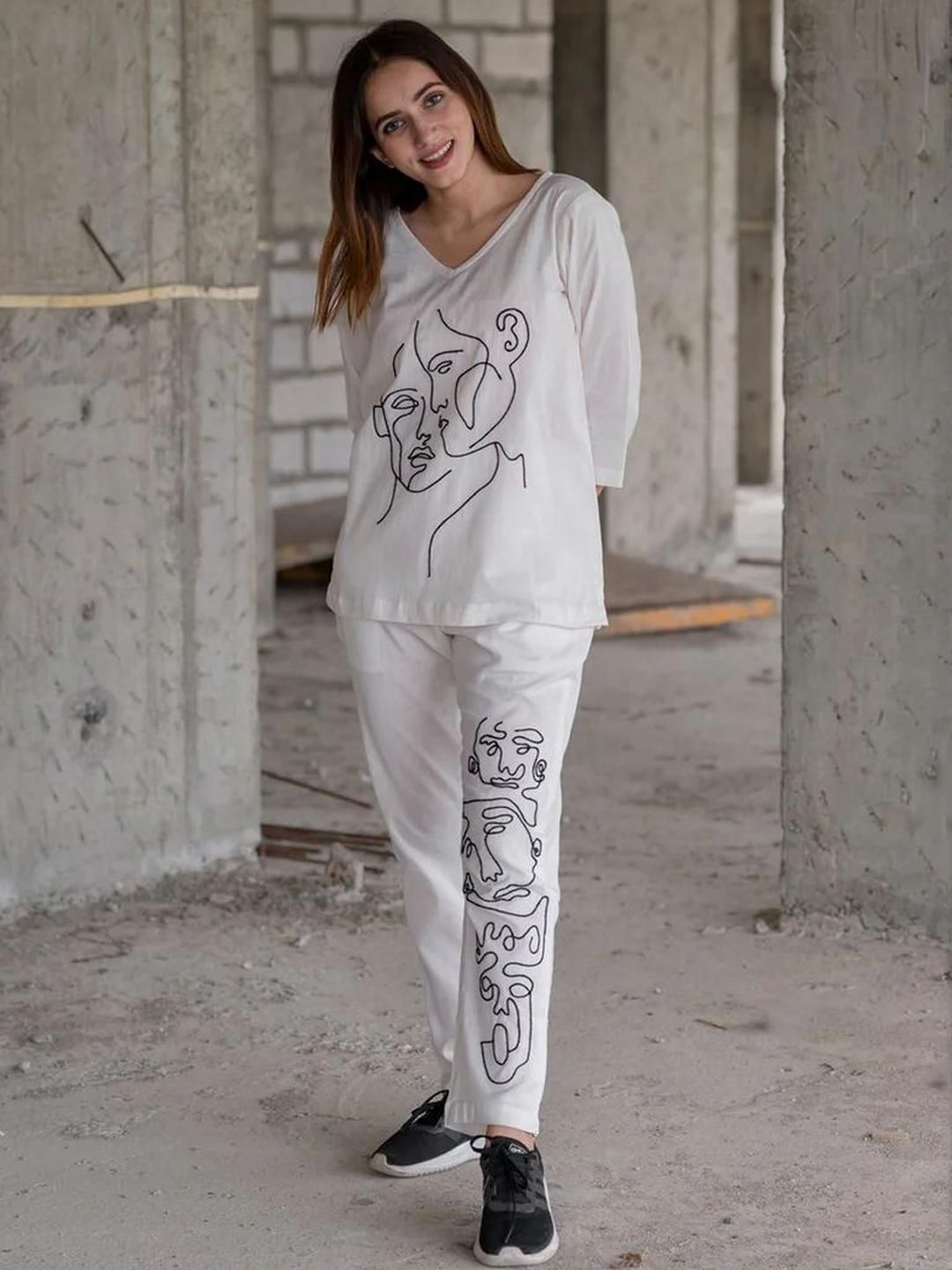 KRITVA FASHION Printed V-Neck Top With Trousers Co-Ords