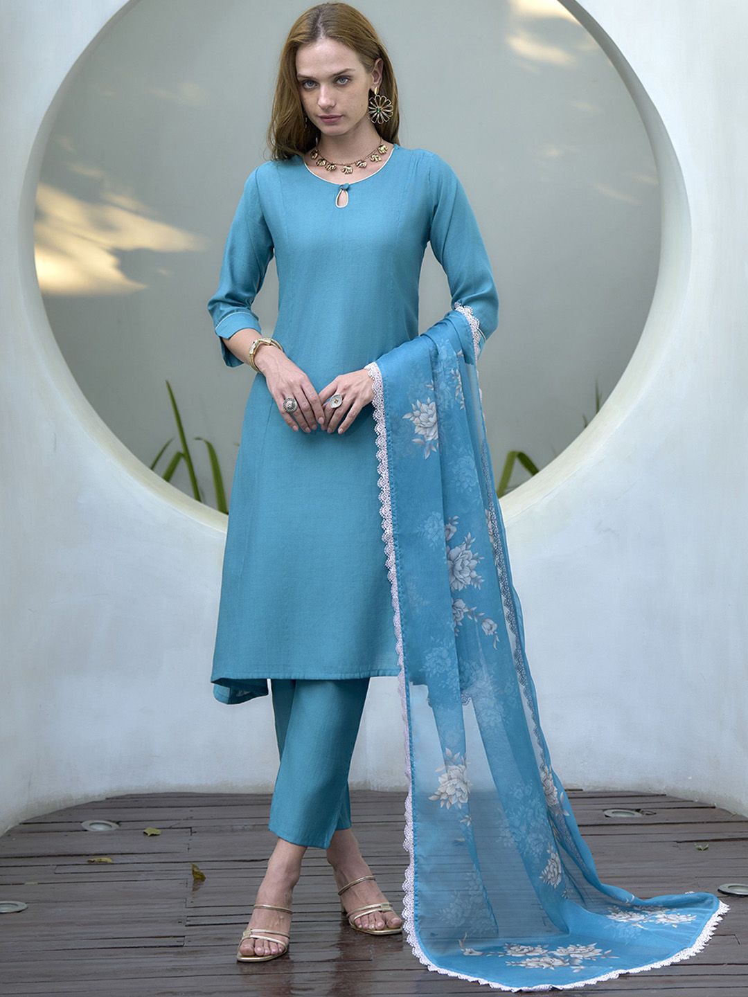 Ishin Women Solid Kurta with Trousers & Dupatta