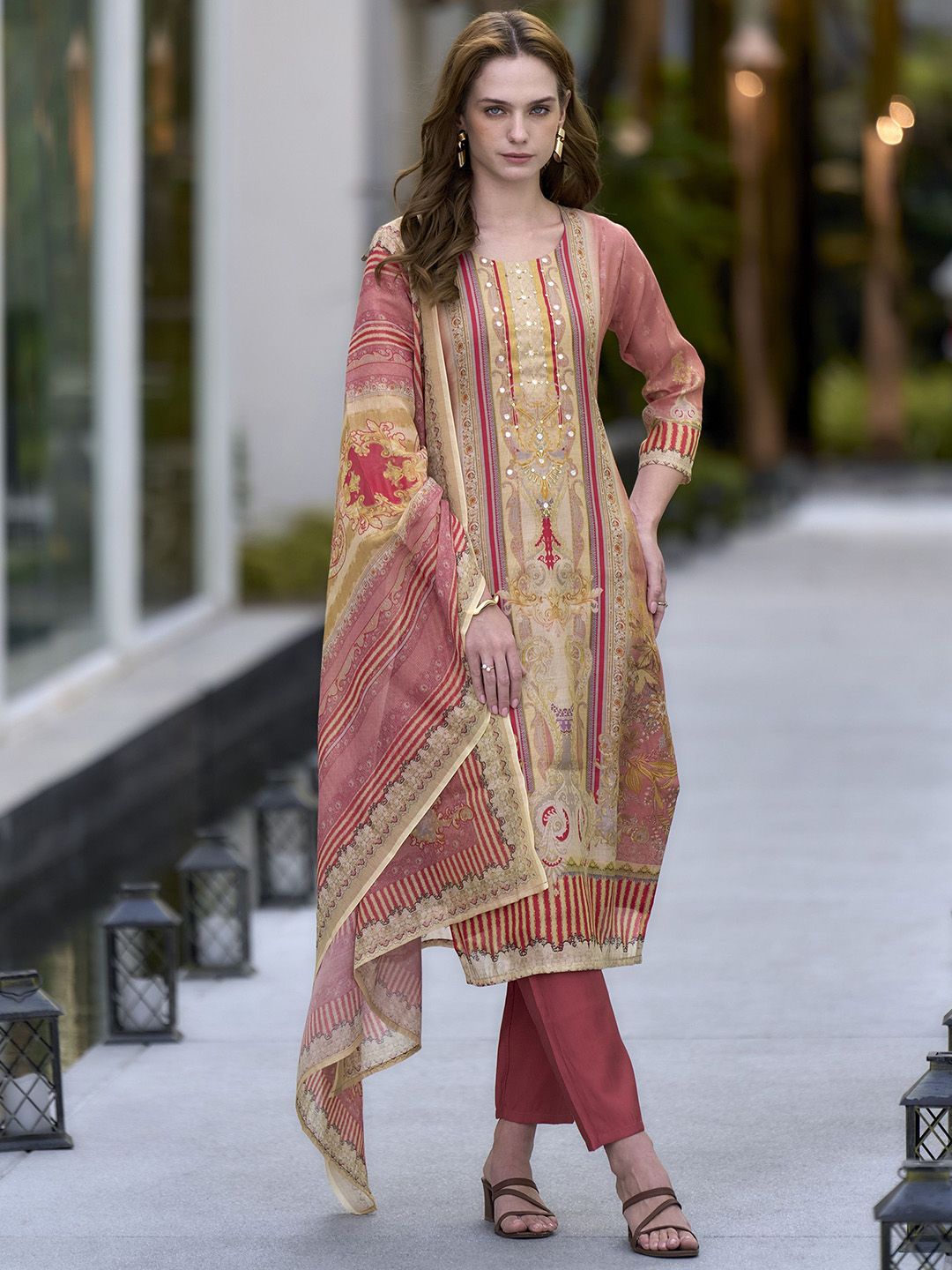 Ishin Women Floral Printed Kurta with Trousers & Dupatta
