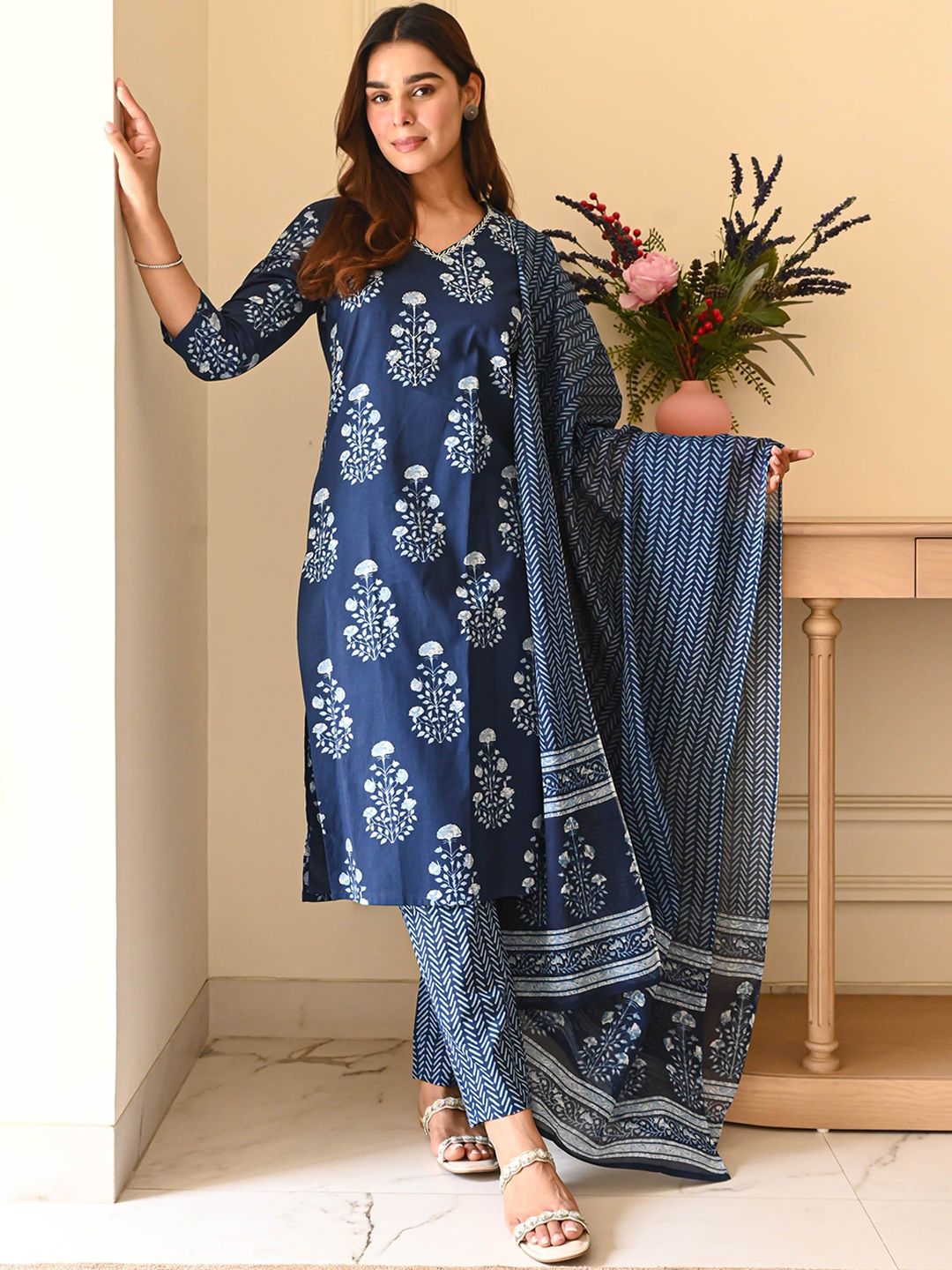 DIVASTRI Women Floral Printed Regular Gotta Patti Kurta with Trousers & Dupatta