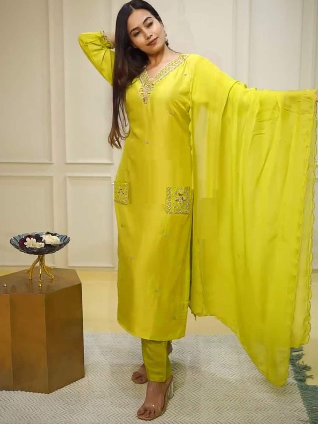 DIVASTRI Women Ethnic Motifs Embroidered Regular Beads and Stones Kurta Set With Dupatta