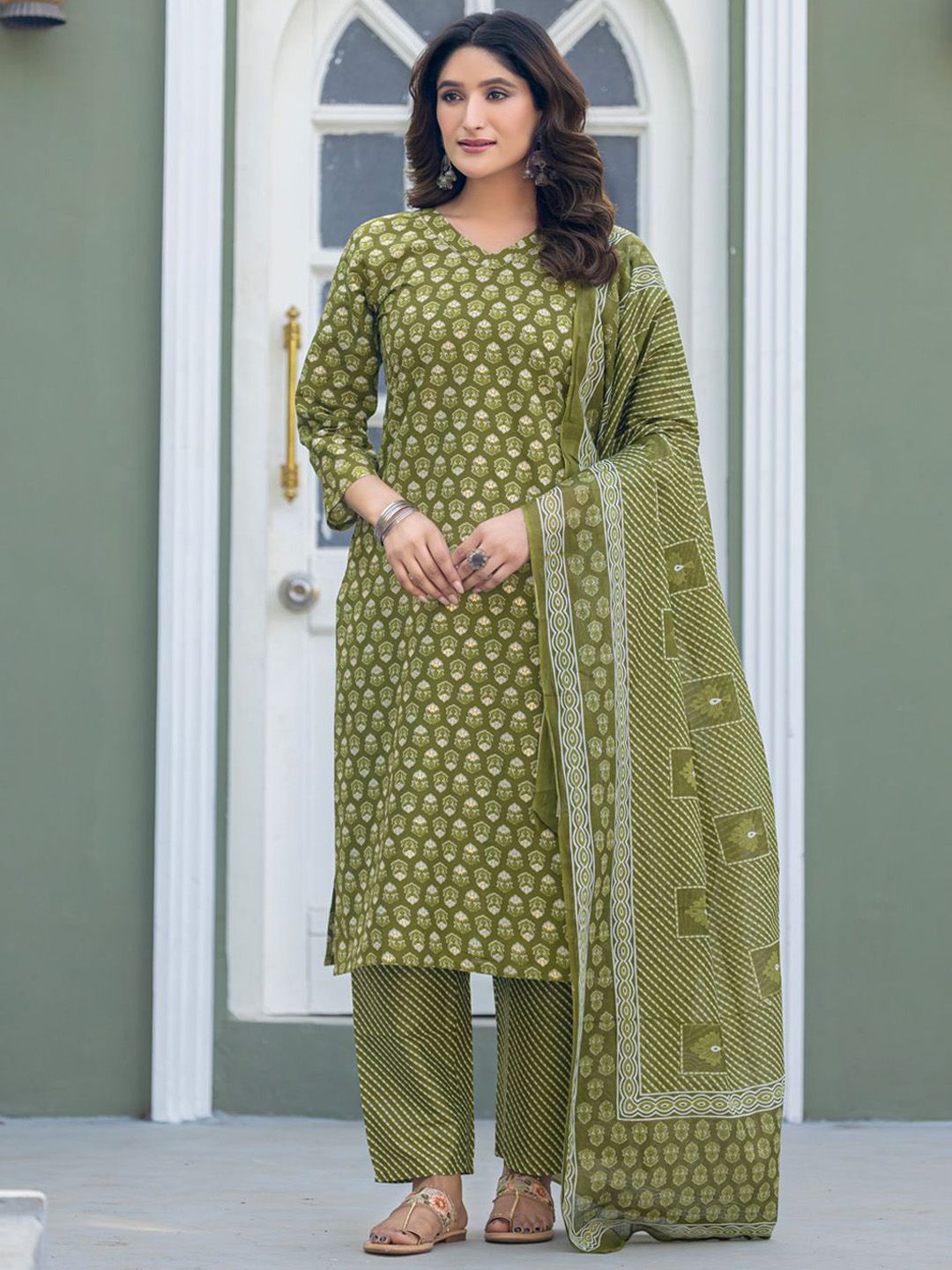 KAYOMMI Floral Printed V-Neck Straight Kurta With Trousers & Dupatta