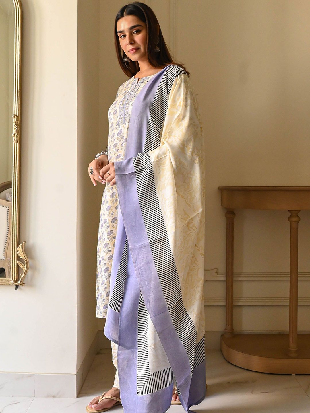 DIVASTRI Women Floral Printed Round Neck Kurta with Trousers & Dupatta