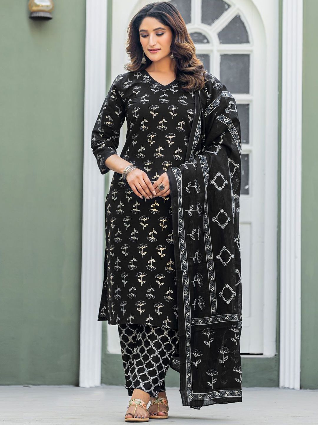 HERE&NOW Women Floral Printed Regular Kurta with Trousers & Dupatta Kurta Sets