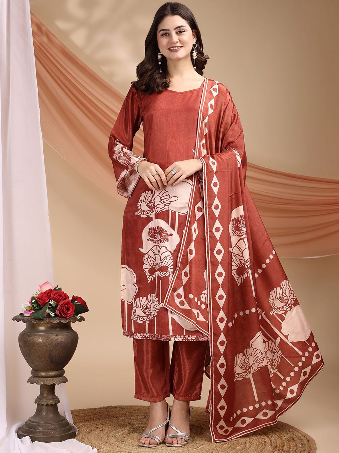DIVASTRI Women Floral Printed Straight Kurta with Trousers & Dupatta