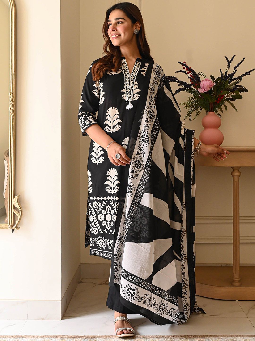 DIVASTRI Women Floral Printed Regular Kurta With Trousers & Dupatta