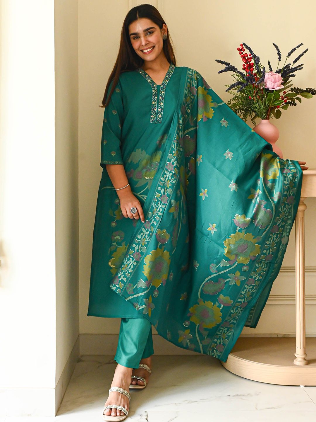 DIVASTRI Women Floral Printed Regular Gotta Patti Straight Kurta with Trousers & Dupatta