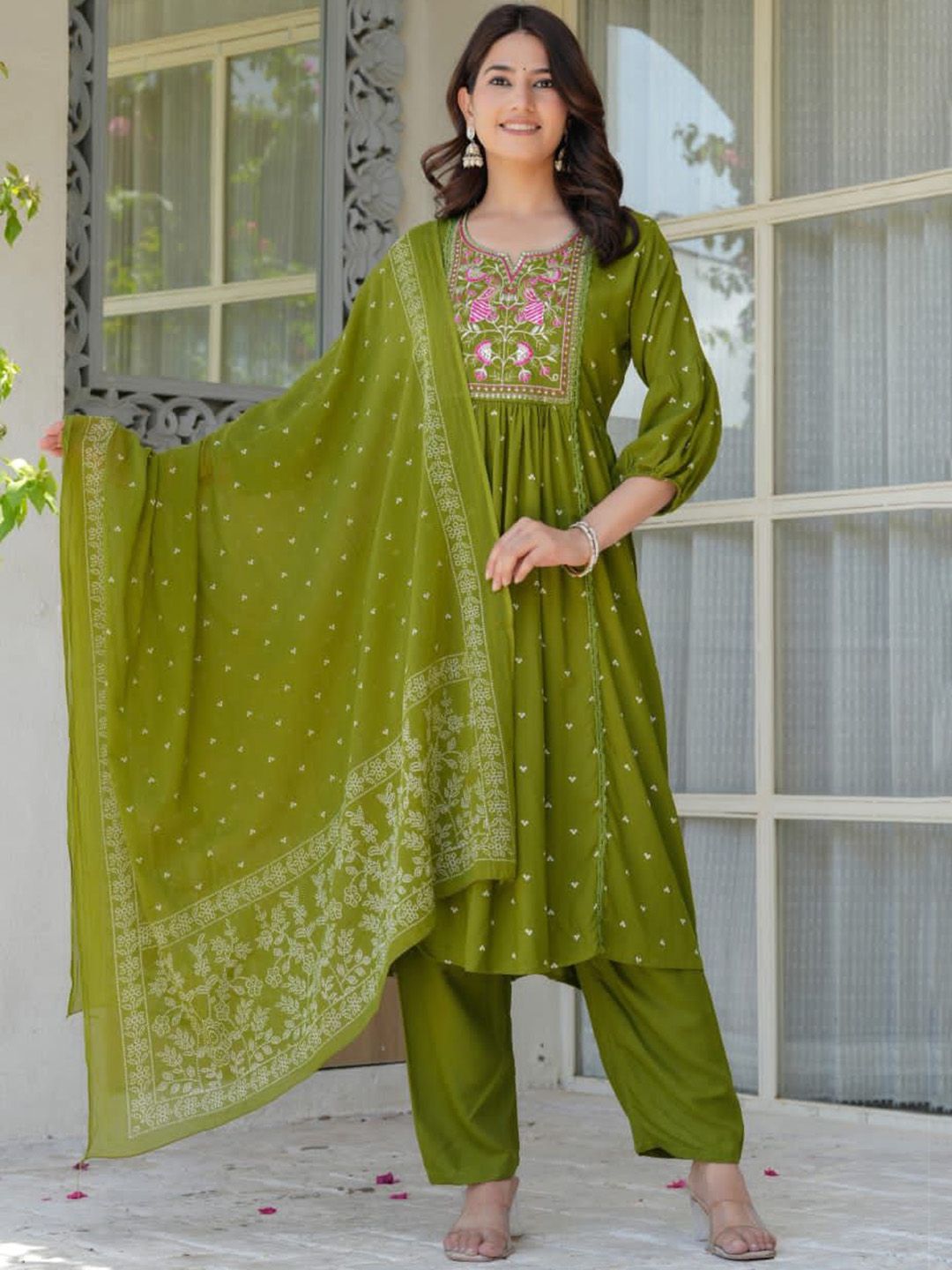 MILAAV Women Floral Embroidered High Slit Thread Work Kurta with Trousers & With Dupatta