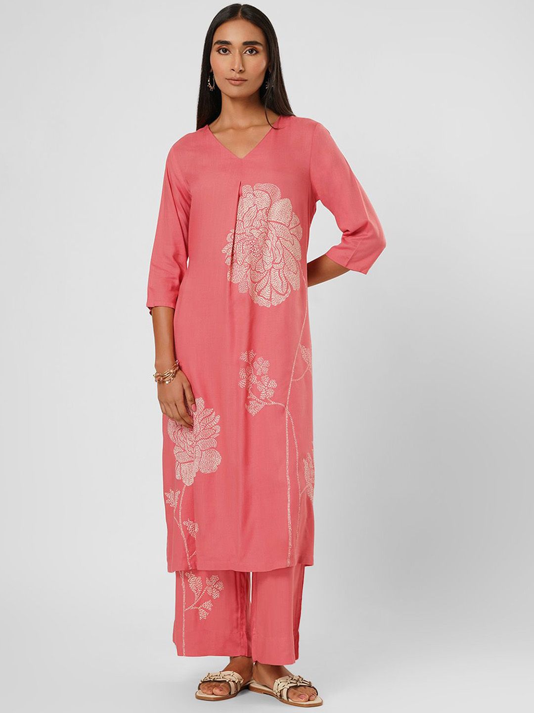 RANGMANCH BY PANTALOONS Women Floral Print V-Neck Pleated Straight Kurta with Trousers