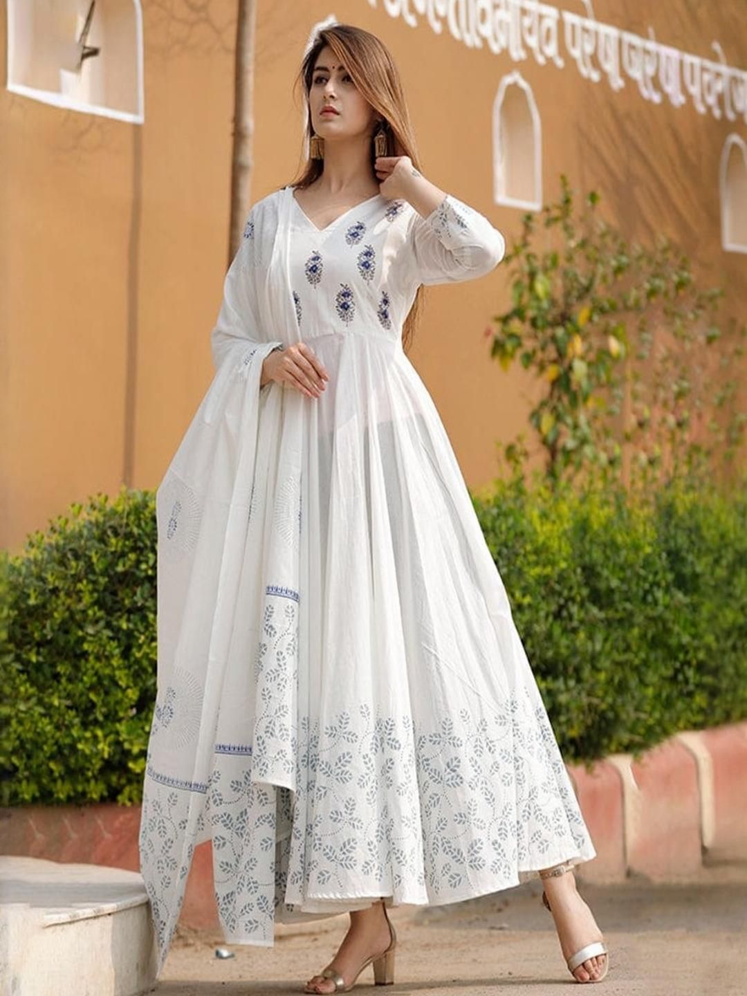 AREEH Women White Kurta Sets
