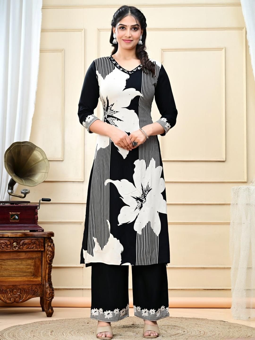 AREEH Women Black Kurta Sets