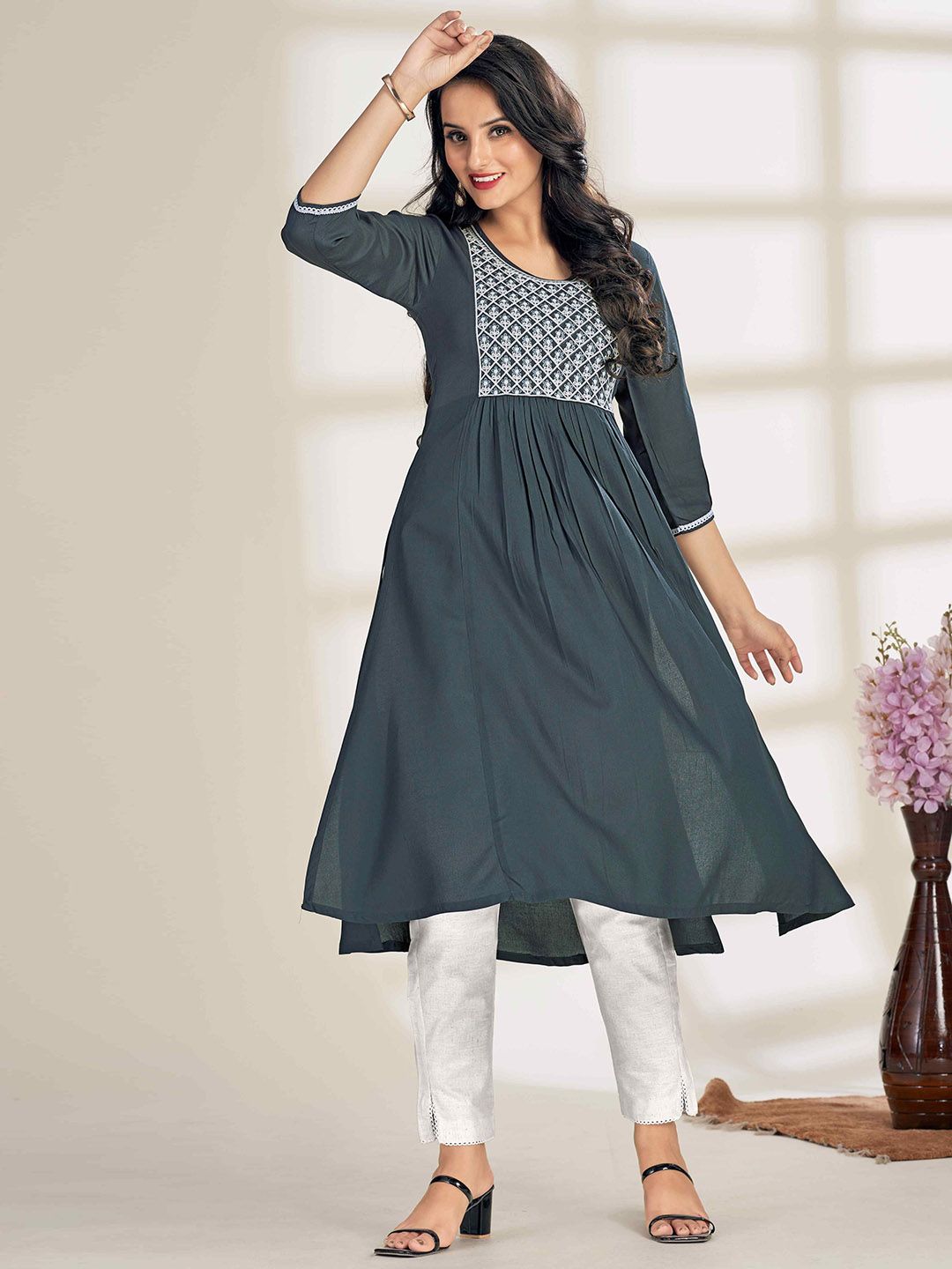 Glomee Women Floral Embroidered Regular Thread Work Pure Cotton Kurta with Trousers