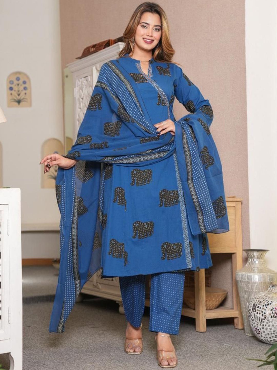 RESHAA Women Floral Printed Cotton Kurta with Trousers & Dupatta