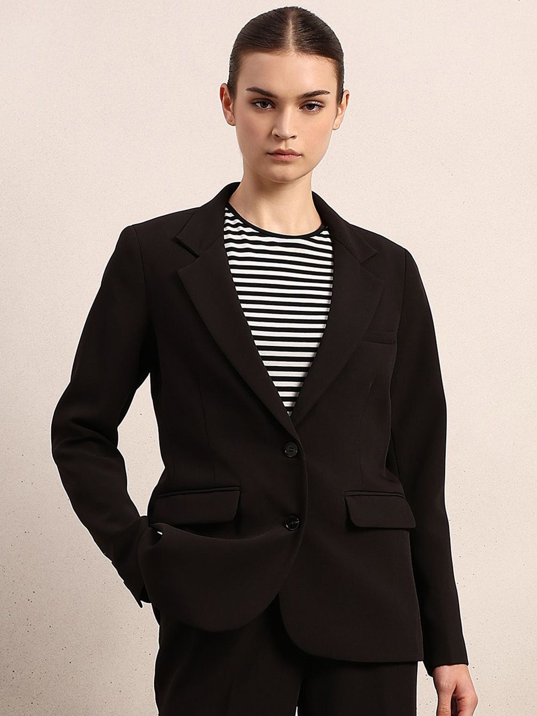Vero Moda Women Solid Single Breasted Tailored Fit Blazer-image-20