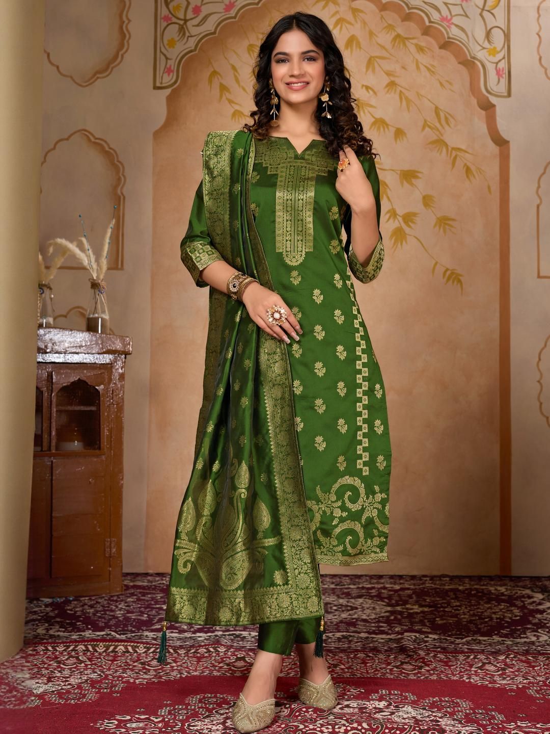 BROYAAR SHOP Women Gold Art Silk Kurta Sets