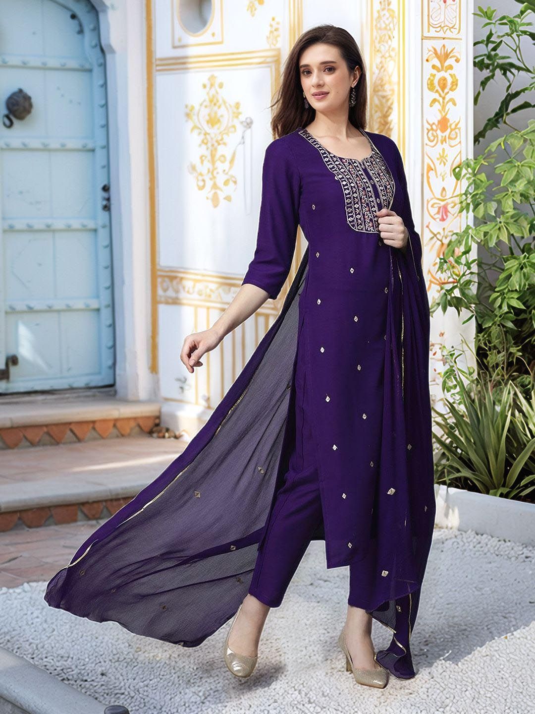 Moda Rapido Women Floral Regular Thread Work Kurta with Trousers & Dupatta