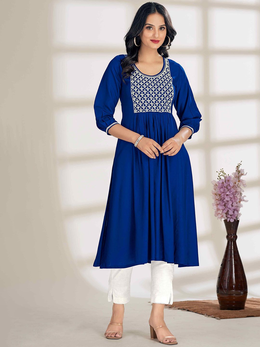 Glomee Women Floral Yoke Design Regular Sequinned Pure Cotton Kurta with Trousers