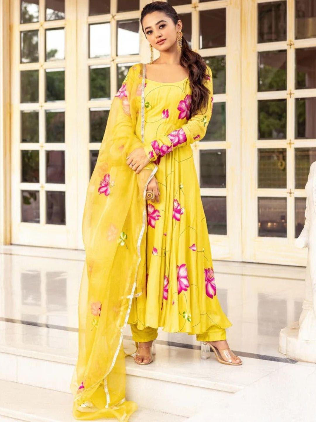 Navlik Women Floral Printed Regular Kurta with Trousers & Dupatta