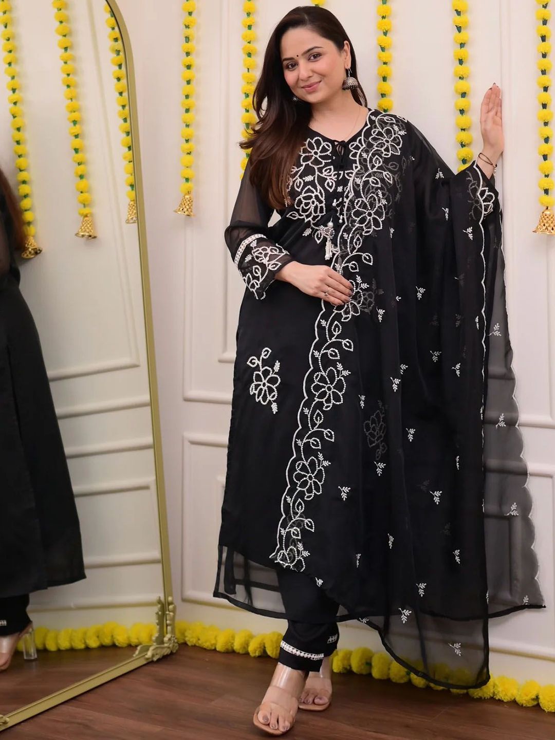 DIVASTRI Women Floral Embroidered Thread Work Kurta with Trousers & Dupatta Kurta Sets