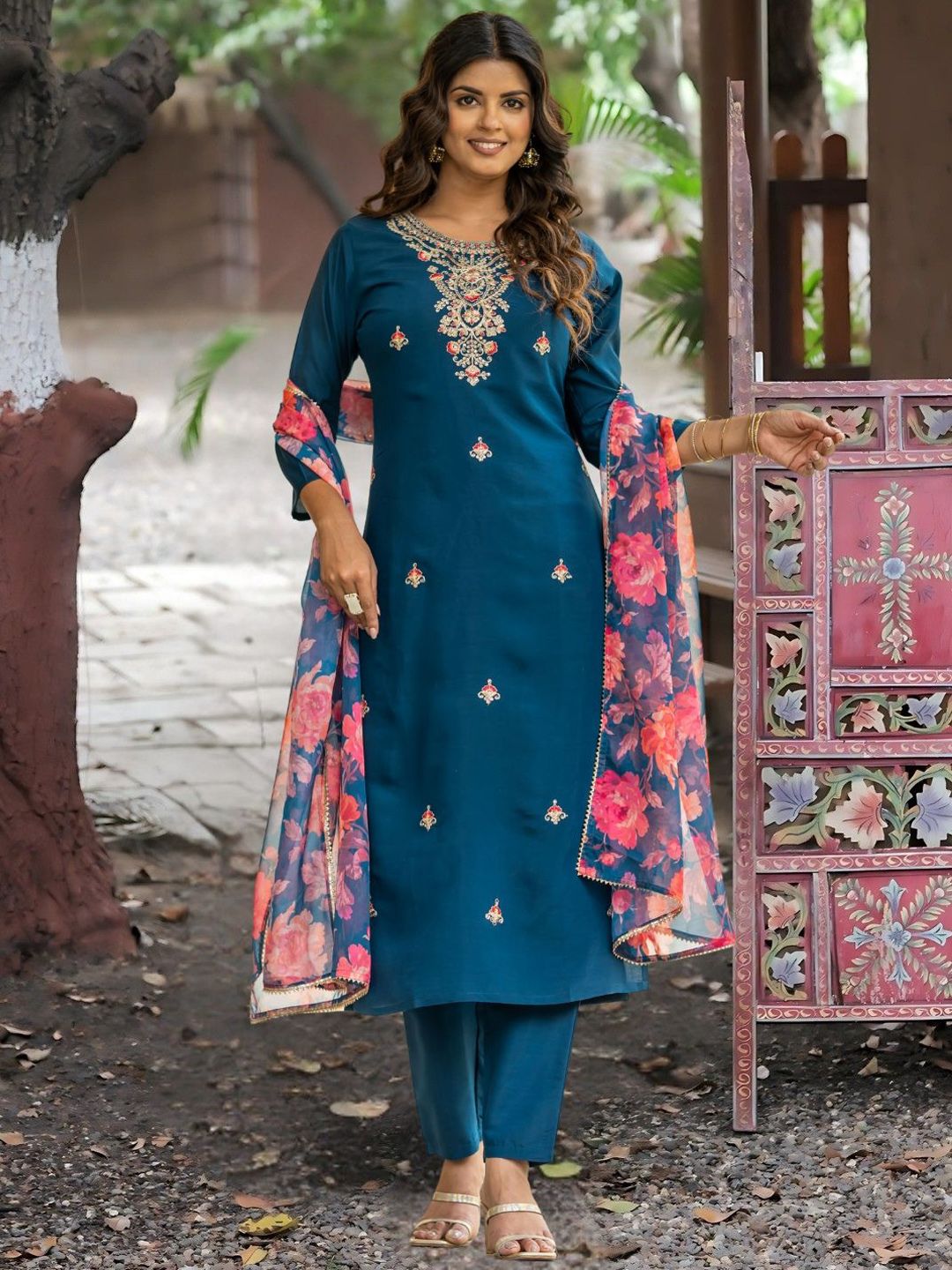 Navlik Floral Embroidered Round Neck Straight Thread Work Kurta With Trousers & Dupatta