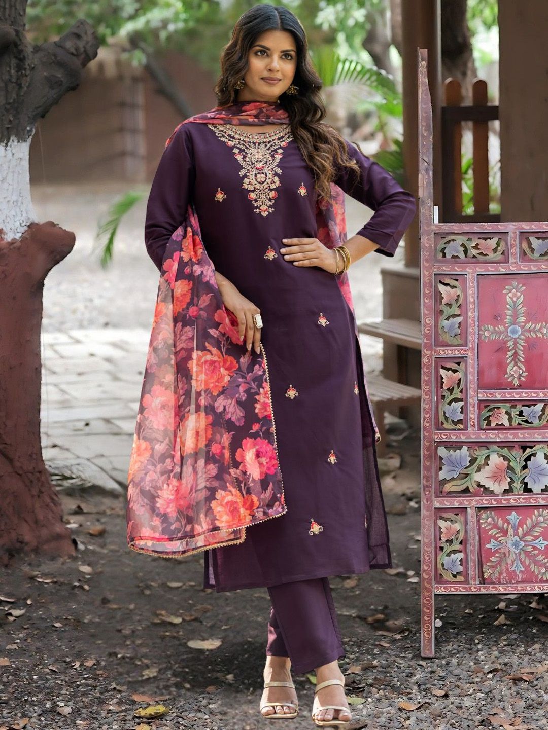 Navlik Embroidered Round Neck Thread Work Kurta With Trousers & Dupatta