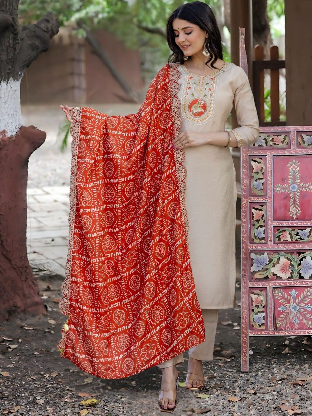 Navlik Floral Embroidered Round Neck Thread Work Kurta With Trousers & Dupatta