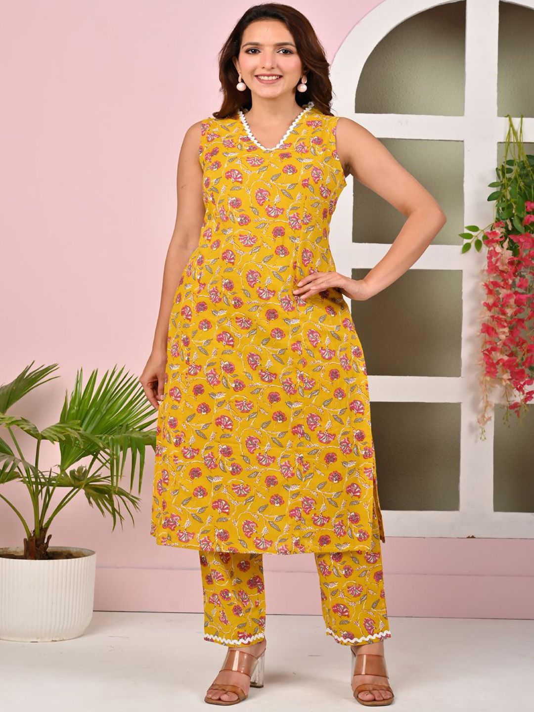 Moktika Floral Printed V-Neck Straight Kurta With Trousers-picture-11