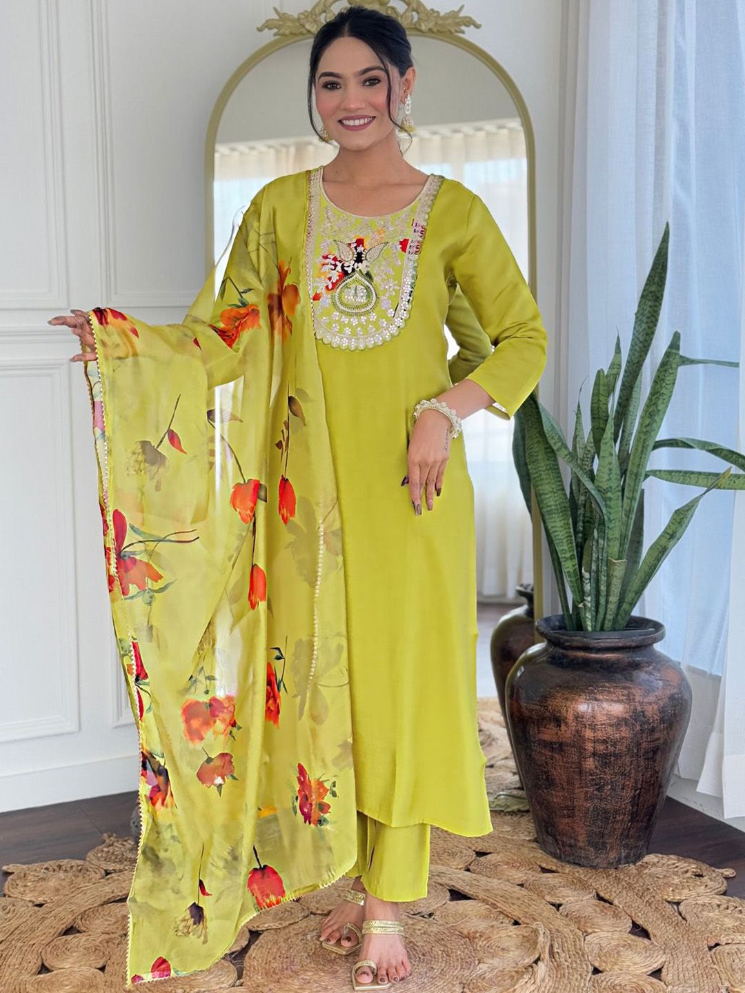 KAUTIK FABRICS Women Floral Embroidered Kurta with Churidar & Dupatta