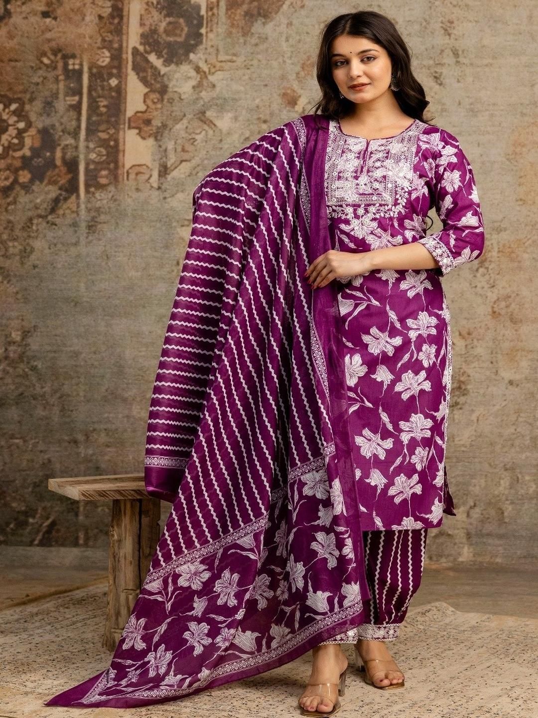 shoecom Women Embroidered Pure Cotton Kurta Sets