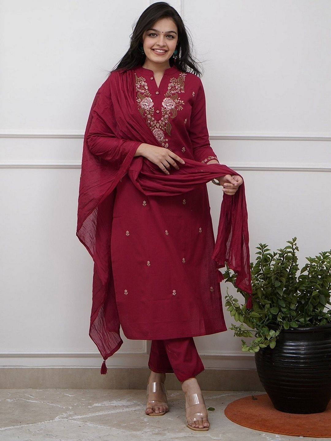 KAUTIK FABRICS Floral Embroidered Thread Work Kurta With Trousers & Dupatta