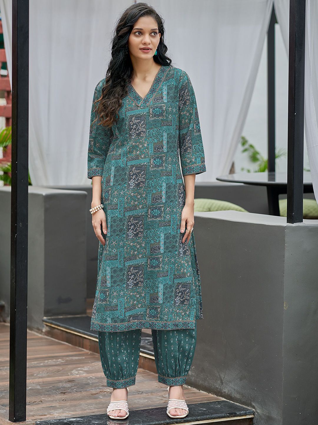 MOJILAA Floral Printed Regular V-Neck Straight Kurta With Salwar