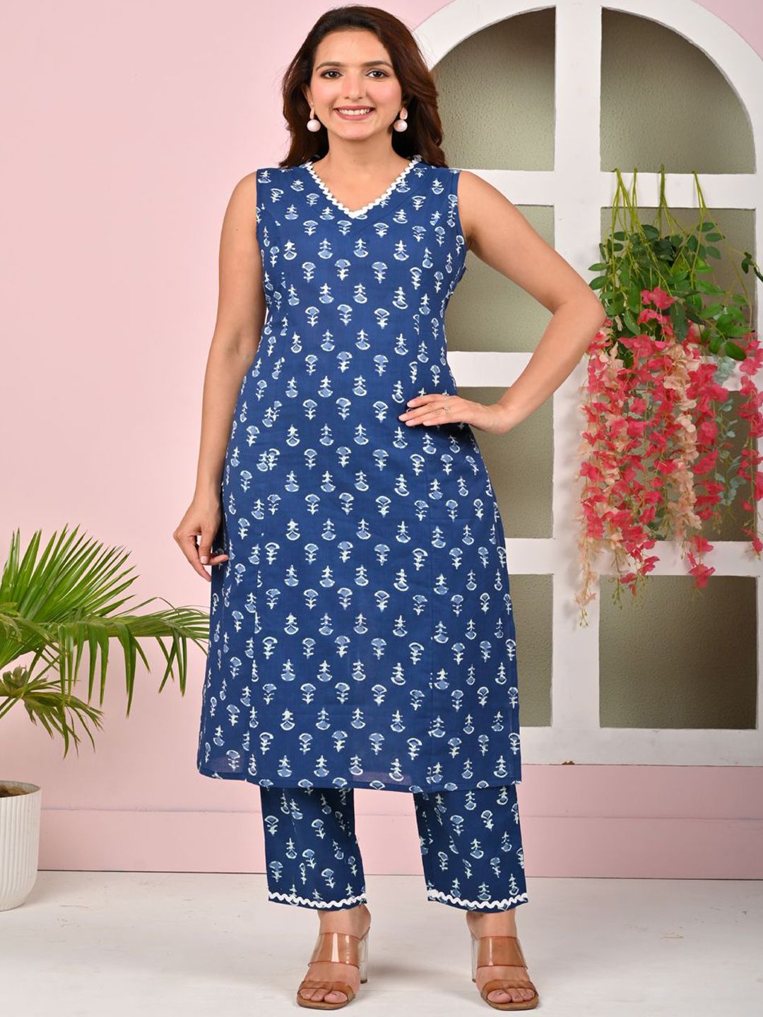 Moktika Floral Printed V-Neck Straight Kurta With Trousers-picture-30