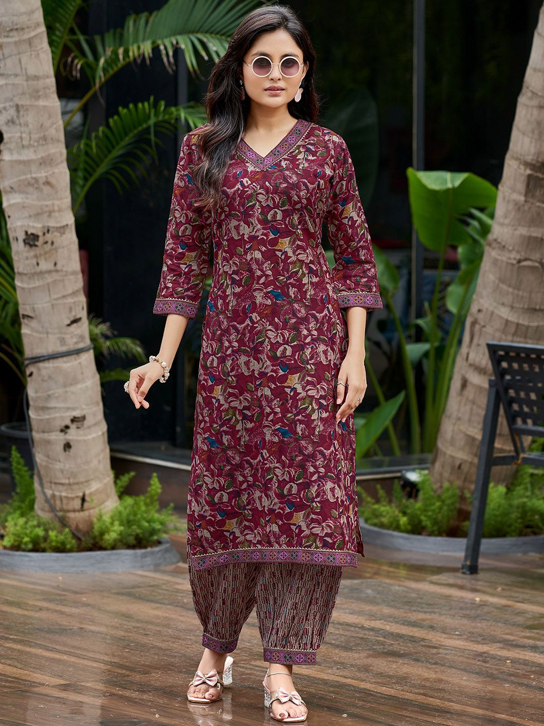 MOJILAA Floral Printed V-Neck Gotta Patti Kurta With Salwar