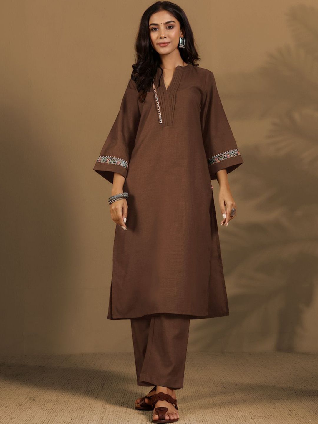 Varanga Women Regular Mandarin Collar Thread Work Kurta with Trousers