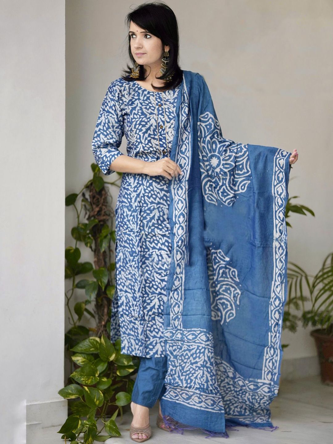 KLOSIA Floral Printed Round Neck Straight Kurta With Trousers & Dupatta