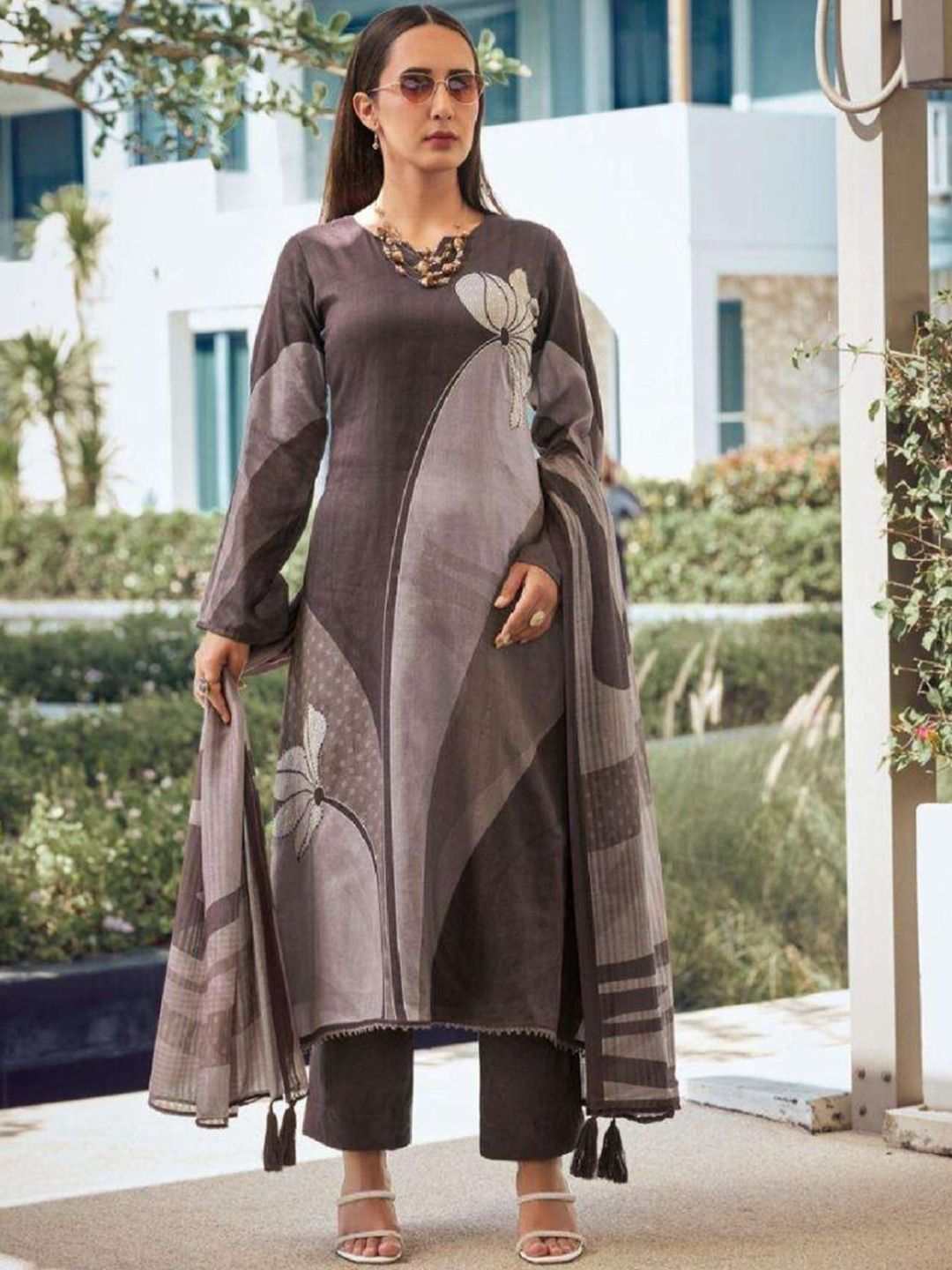 KRITVA FASHION Women Floral Printed  Flared Sleeves Regular Kurta & Trousers With Dupatta