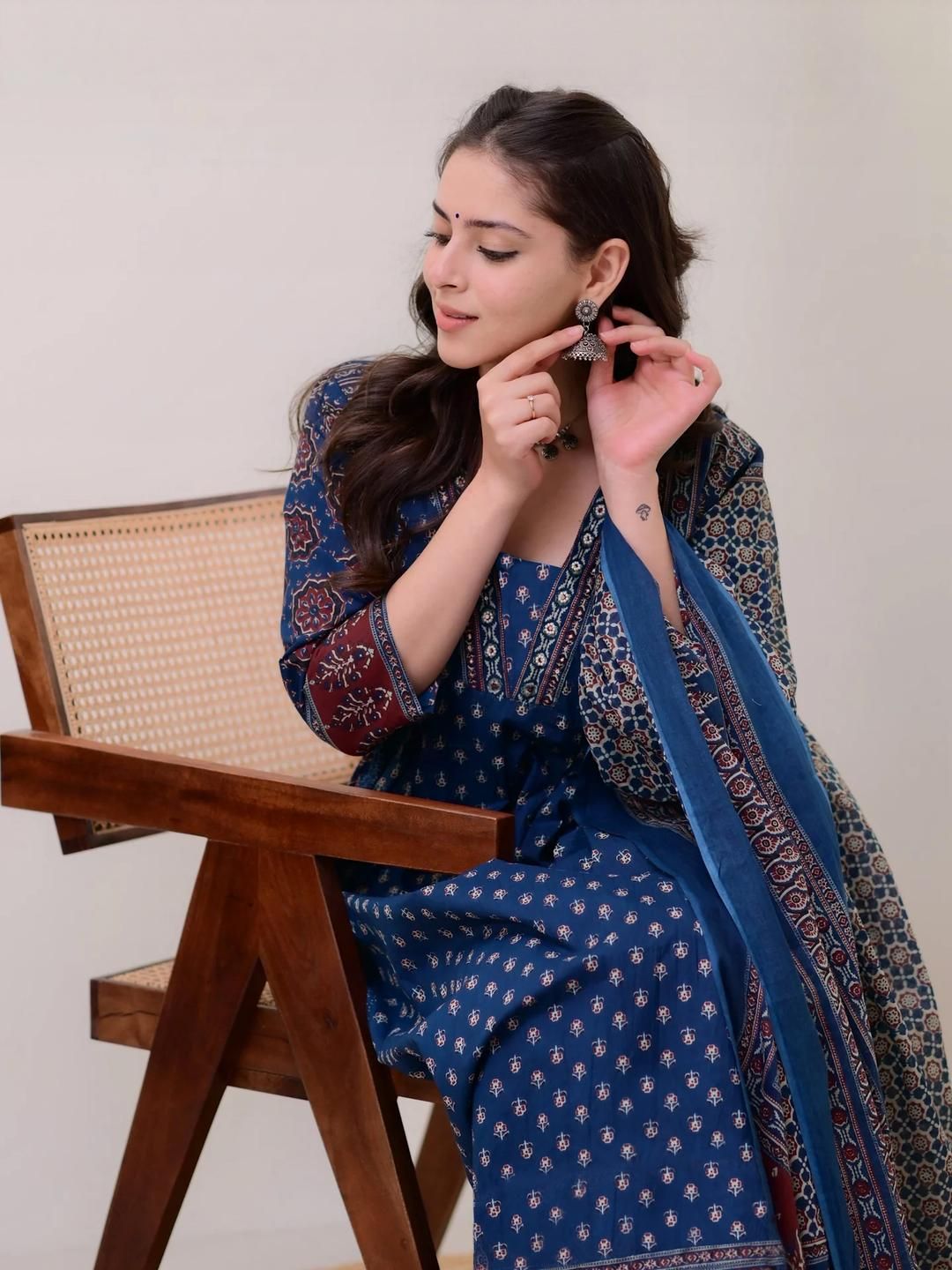 Aaghnya Women Blue Kurta Sets-picture-19