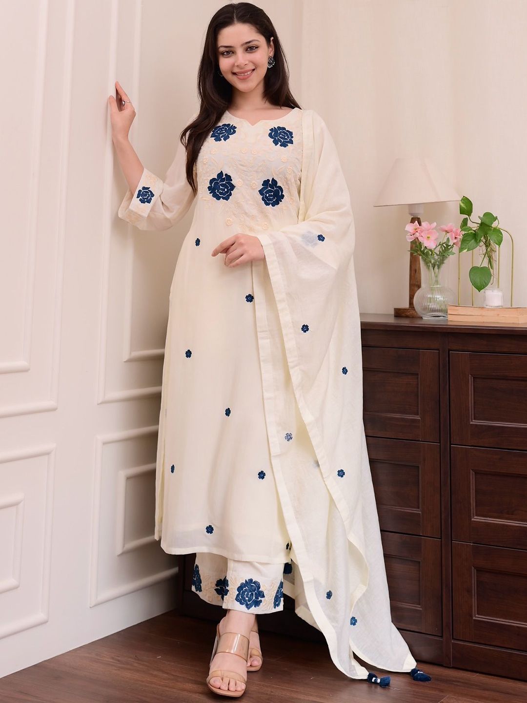 PEENGAX Women Floral Embroidered Regular Thread Work Kurta with Trousers & Dupatta