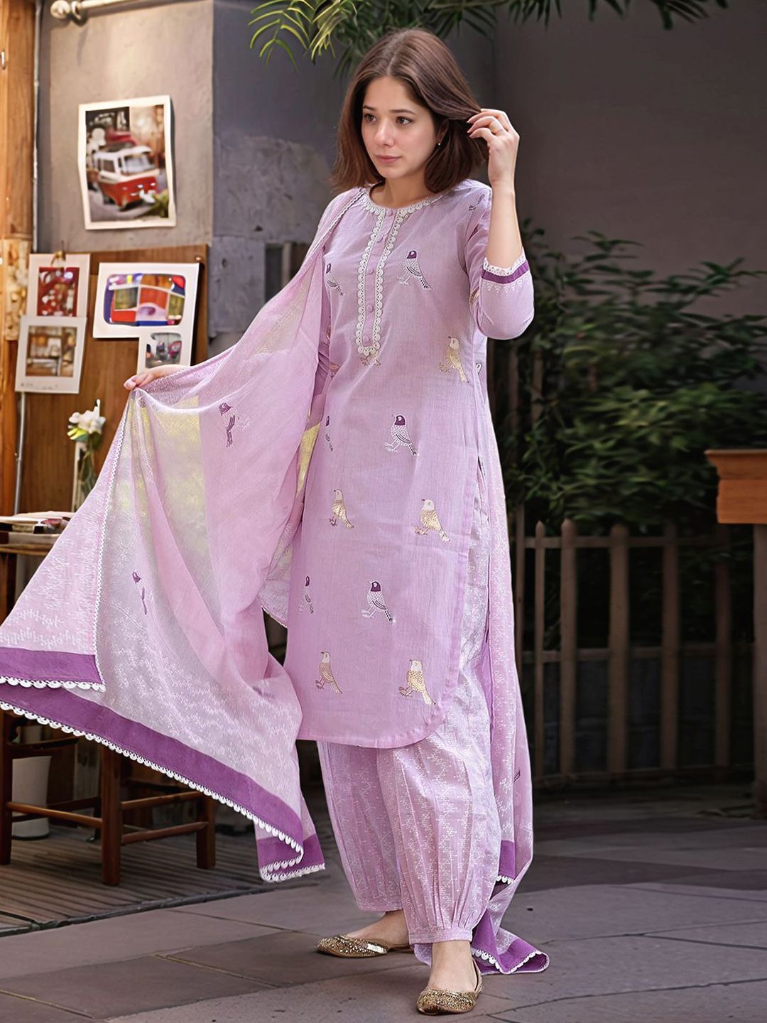 GoSriKi Women Printed Regular Kurta with Trousers & Dupatta