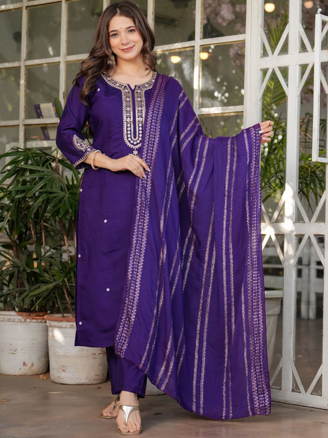 URMIR FASHION Women Floral Embroidered Straight Kurta with Trousers & Dupatta