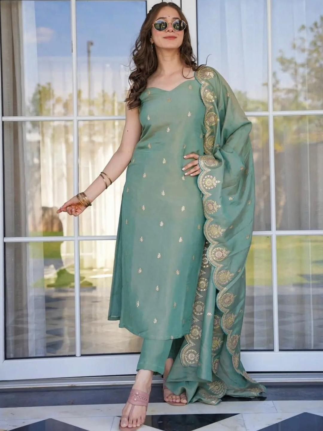 CaniBani Floral Embroidered Sweetheart Neck Chanderi Silk Kurta With Trouser & Dupatta