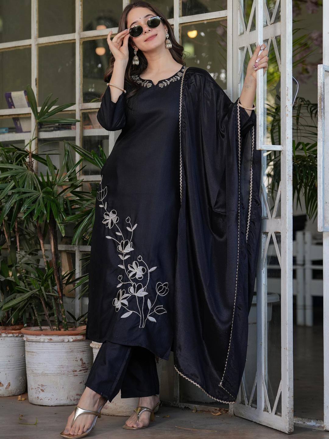CaniBani Floral Embroidered Notch Neck Straight Kurta With Trouser And Dupatta