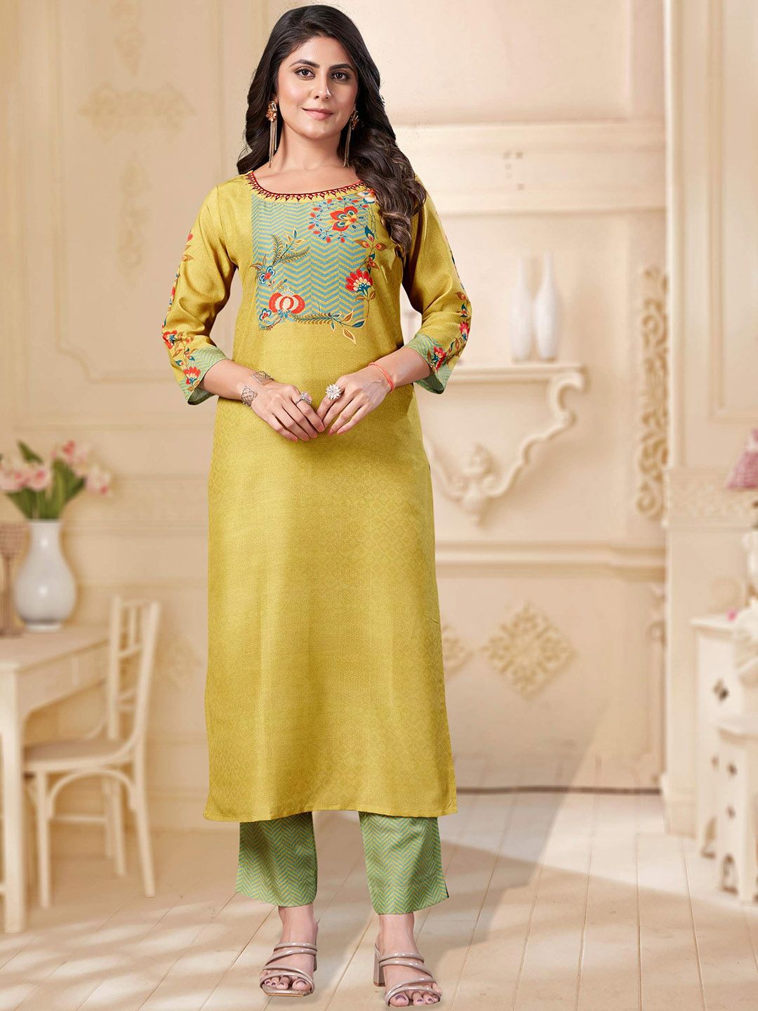 MOJILAA Women Floral Printed Kurta with Trousers