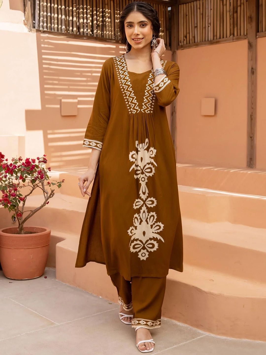 GoSriKi Women Floral Printed Regular Kurta with Palazzos