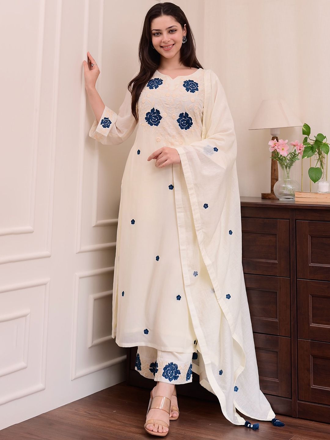Divyadham Textiles Women Floral Embroidered Kurta with Trousers & Dupatta