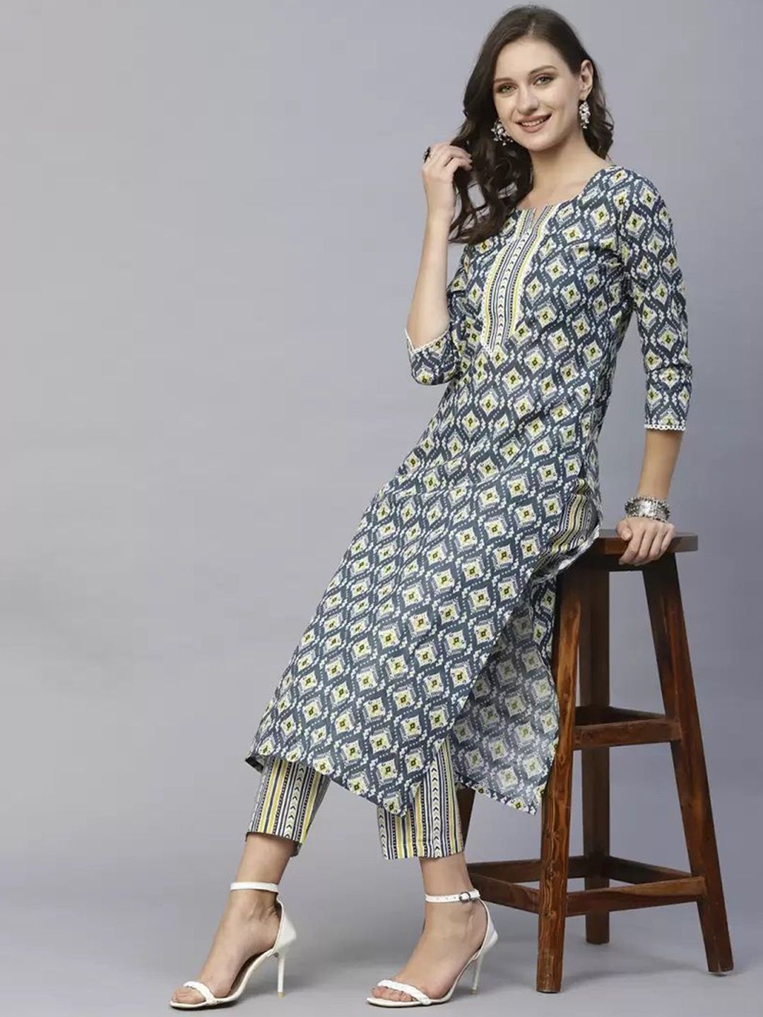 HEERALI FASHION Women Ethnic Motifs Printed Kurta with Trousers