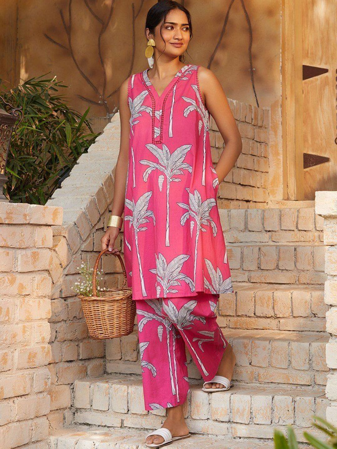 THE FAB FACTORY Floral Printed V-Neck Sleeveless A-Line Kurta With Trouser