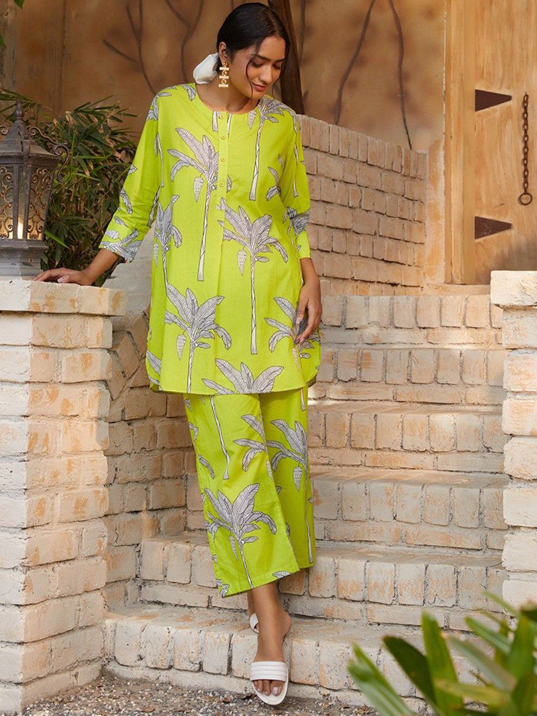 THE FAB FACTORY Floral Printed Round Neck Straight Kurta With Trousers