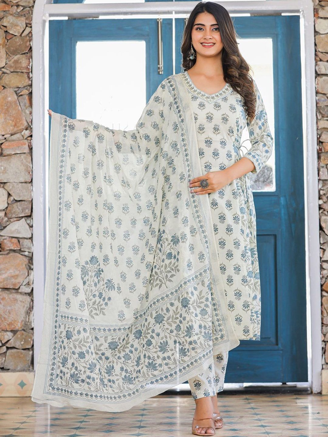 THE FAB FACTORY Floral Printed V-Neck Straight Kurta With Trousers And Dupatta