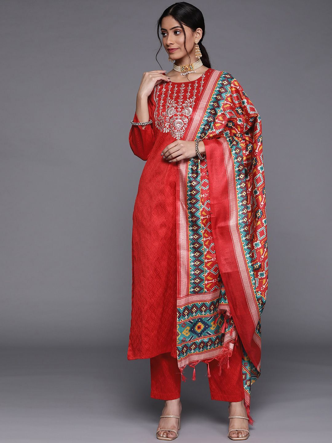 THE FAB FACTORY Floral Yoke Design Thread Work Straight Kurta With Trousers & Dupatta